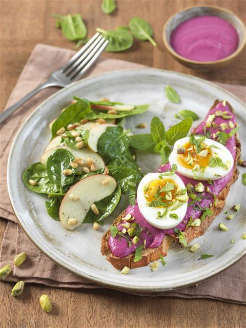Tartine printanière et salade d'épinards